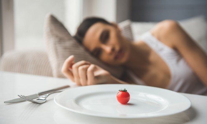 Τι είναι η νευρική ανορεξία; Η ψυχολόγος Μαρία Παπουτσή αναλύει